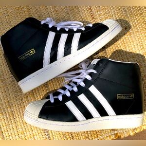 ADIDAS HIGH TOPS s6.5 wmn-Very gently loved! Gold Metallic accents. Super cool!